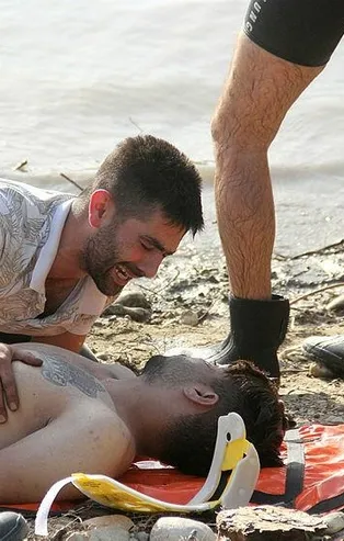 Son dakika: Seyhan Baraj Gölü'nde boğulan kardeşinin cesedine sarılan ağabeyin feryadı yürek burktu