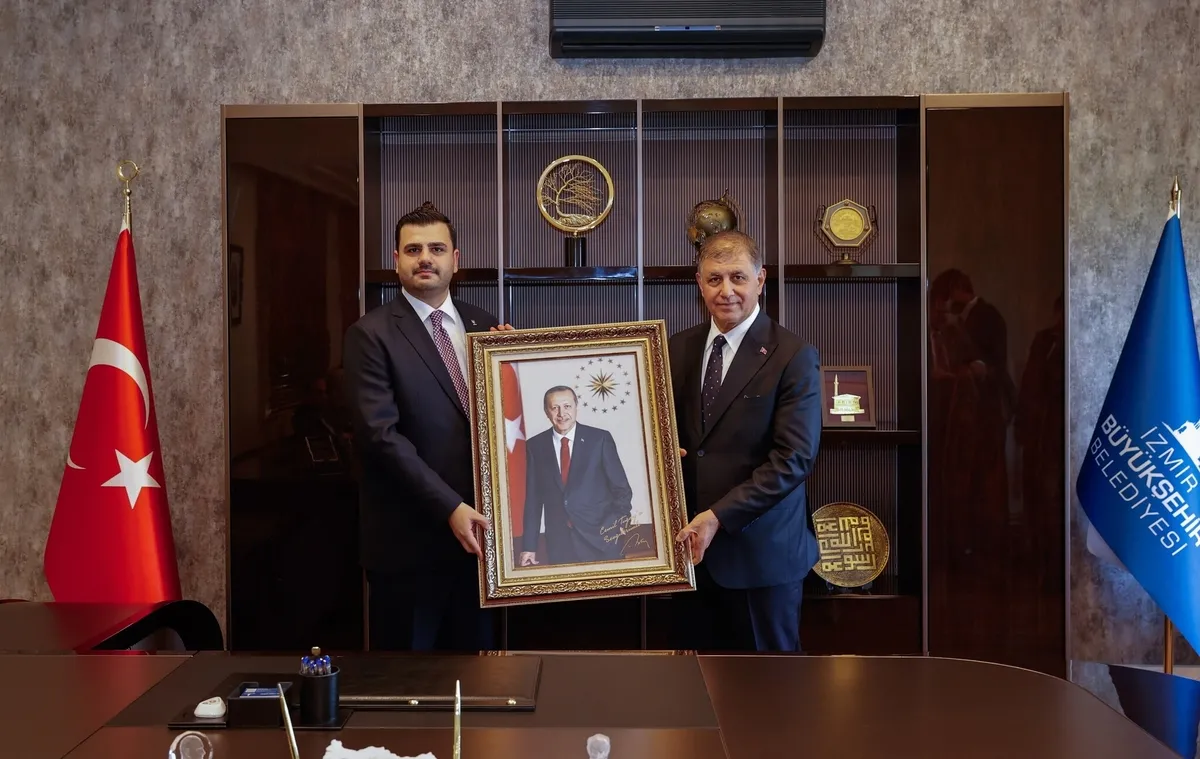 AK Parti Genel Sekreteri ve İzmir Milletvekili Eyyüp Kadir İnan ve Cemil Tugay (Foto: AA)