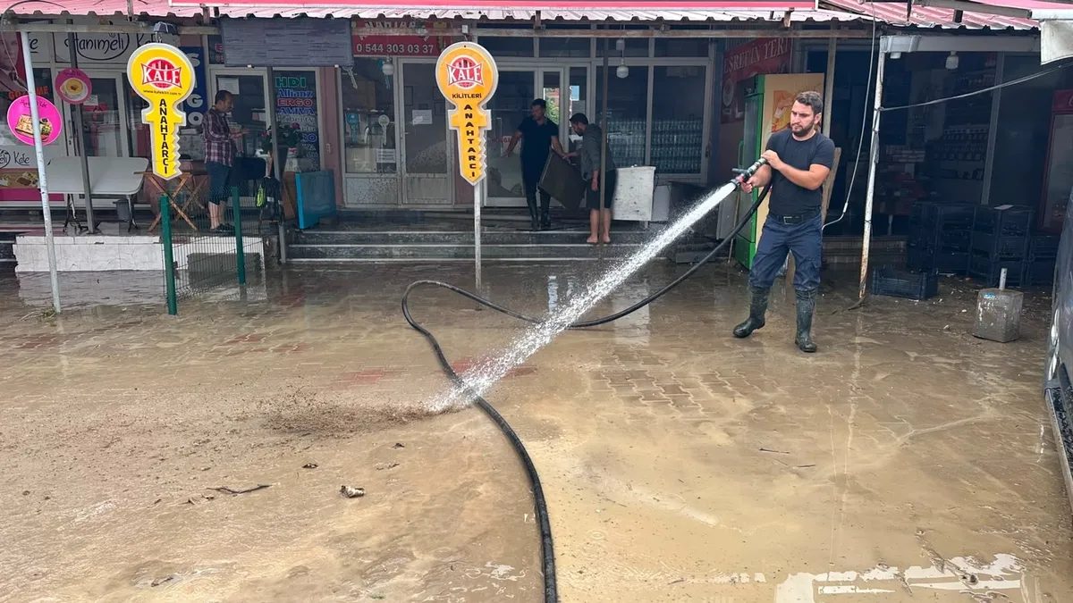 Kastamonu Cide'yi sağanak vurdu: Devrekani Çayı taştı, ev ve iş yerini su bastı-5