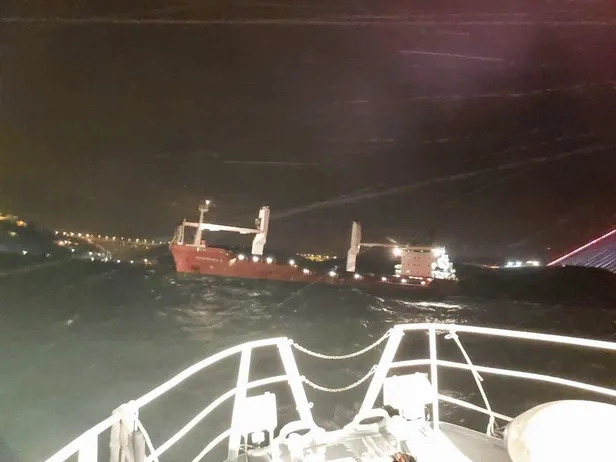 istanbul-bogazinda-gemi-arizasi-cift-yonlu-kapandi-1647726865601.jpeg İstanbul Boğazı'nda gemi arızası! Çift yönlü kapandı...-1