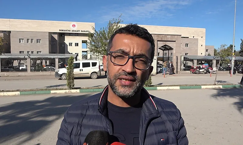 Depremde Bilge Sitesi'nde yakınlarını kaybeden Mustafa Bakır (İHA)