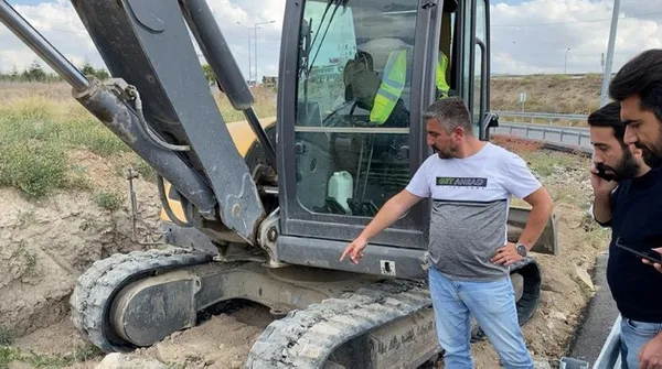 ankarada-belediye-ekipleri-yol-calismasina-soke-oldu-insan-kafatasi-ve-kemikleri-cikti-1634046725136.jpg Ankara'da belediye ekipleri yol çalışmasına şoke oldu! İnsan kafatası ve kemikleri çıktı-6
