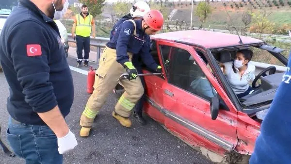 İstanbul Kuzey Marmara Otoyolu'nda feci kaza: Araç hurdaya döndü! Otomobilde sıkışan kadını itfaiye kurtardı-2