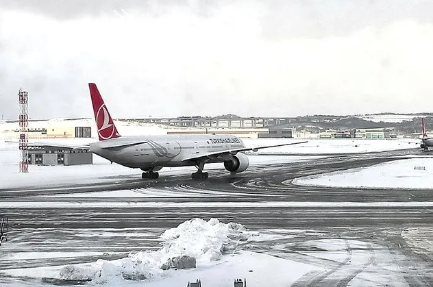 Son dakika: İstanbul'da uyarı üstüne uyarı! E-5 trafiğe kapandı! THY açıkladı: Uçuşlar durdu! Otogardan çıkışlar yasak... İşte son durum