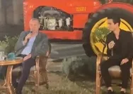 Başkan Recep Tayyip Erdoğan gençlerle birlikte Aşık Veyselin Uzun İnce Bir Yoldayım türküsünü söyledi