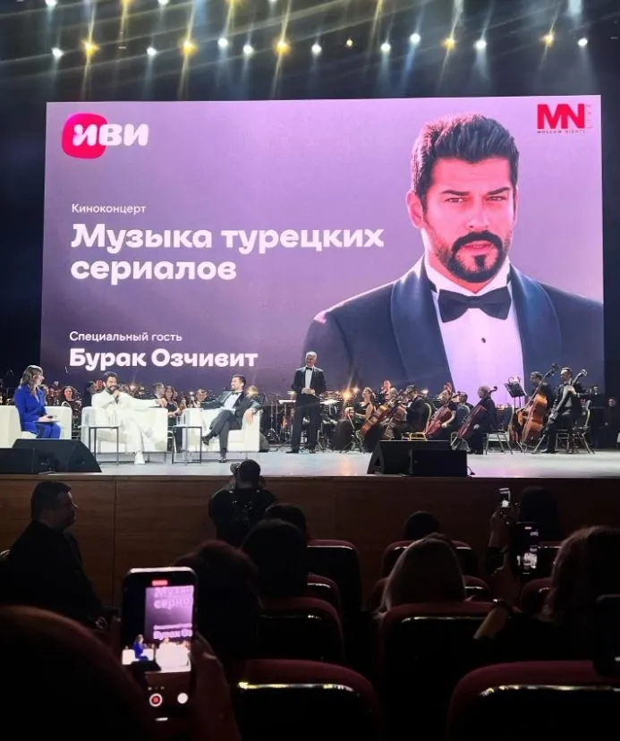 burak-ozcivit-moskovada-firtinalar-estirdi-onu-gormek-icin-16-bin-tlyi-gozden-cikardilar-1708673326192.jpg Burak Özçivit Moskova’da fırtınalar estirdi! Onu görmek için 16 bin TL’yi gözden çıkardılar!-2