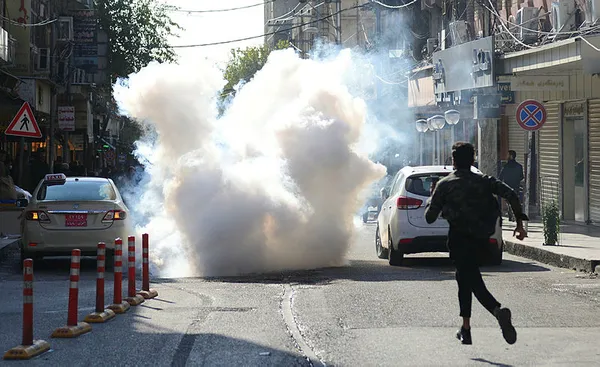 irakin-suleymaniye-kentinde-maaslarin-odenmemesi-protesto-edildi-olaylarda-kurt-yonetimi-protesto-eden-bir-cocuk-kursunlandi-1607355079952.jpg