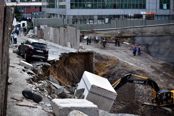 Ümraniye'de istinat duvarı çöktü araçlar çukura düştü-3