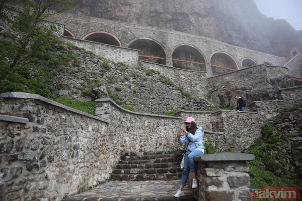Geçmişi 1600 yıl öncesine dayanıyor: 360 tonluk kaya bitlendi iğneyle kuyu kazıp yeni odalar ortaya çıktı! Sümela Manastırı'na ziyaretçi akını - 3