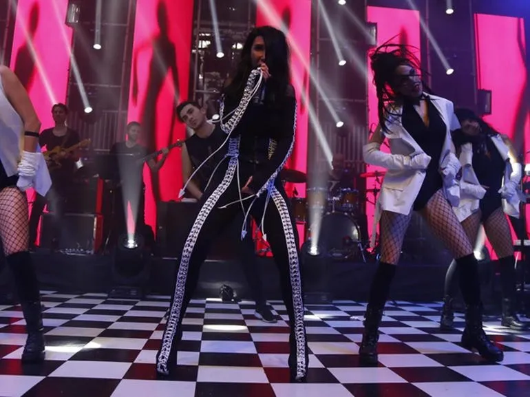 Hande Yener'in yılbaşı konserinde olay çıktı! Yumruklar havada uçuştu