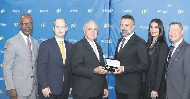 Süreyya Yalçın'ın eşi Ozan Baran 'En iyi iş adamı' ödülünü aldı