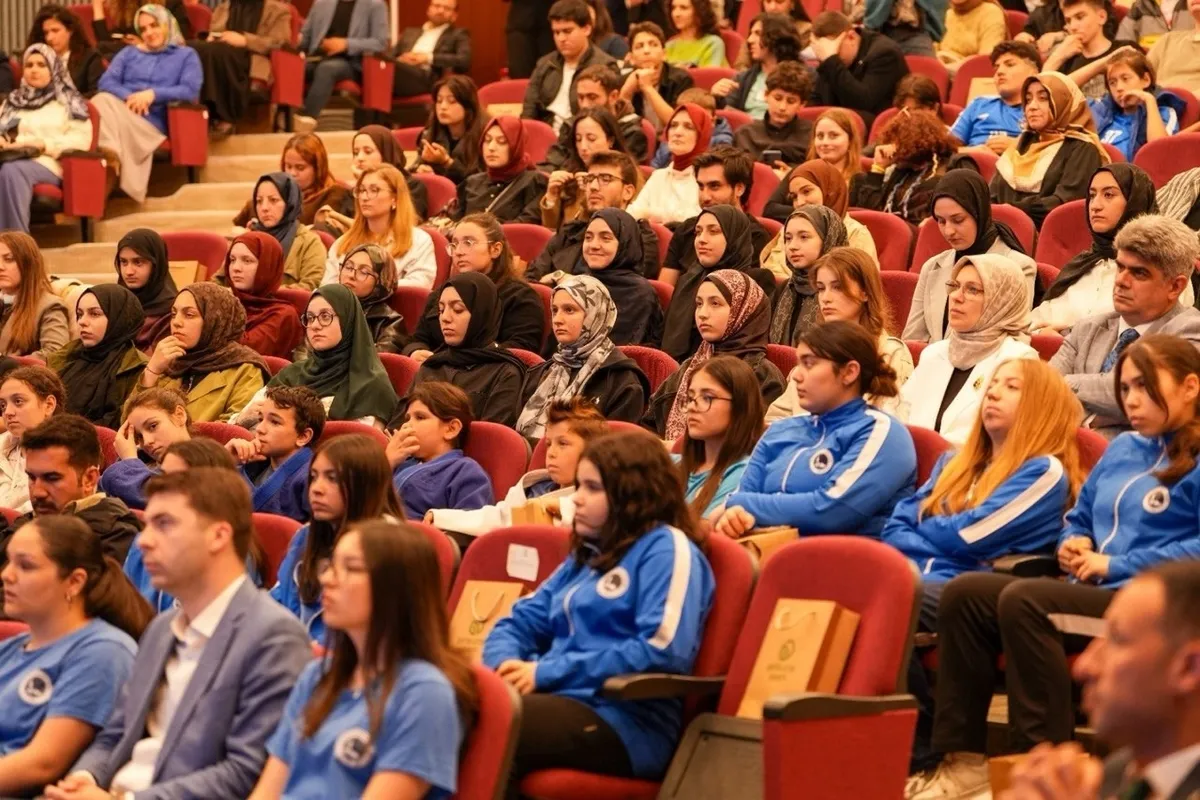 genclik-enerjisi-cop31-surecine-tasiniyor-sifir-atik-vakfi-ve-genclik-spor-bakanligindan-cop31-adimi-1779388304661.jpeg Gençlik enerjisi COP31 sürecine taşınıyor: Sıfır Atık Vakfı ve Gençlik Spor Bakanlığı’ndan COP31 adımı-4