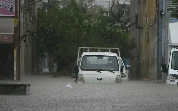 hava-durumu-i-meteorolojiden-cok-sayida-ile-son-dakika-uyarisi-kuvvetli-saganak-yagis-yolda-meteorolojiden-cok-1693847572964.jpeg HAVA DURUMU I Meteoroloji'den çok sayıda ile kritik uyarı! Kuvvetli sağanak yağış yolda: Şemsiyenizi almayı unutmayın-4