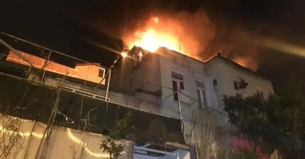 Fatih’te 3 katlı binanın çatısı alev alev yandı!