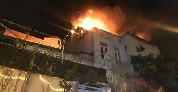 Fatih'te 3 katlı binanın çatısı alev alev yandı!