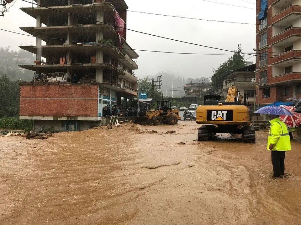 Rize’yi sel vurdu! Evleri su bastı  - 1