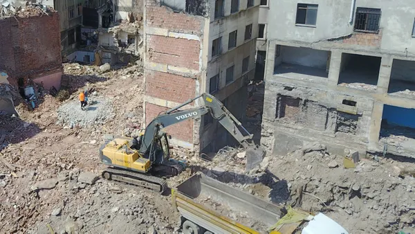 karakoydeki-200-yillik-genelevin-altindan-18-yuzyila-ait-hamam-cikti-1650011086445.jpg Karaköy'deki 200 yıllık genelevin altından 18. yüzyıla ait hamam çıktı-7