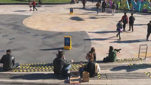 bayrampasa-ve-bagcilarda-tehlikeli-goruntuler-halay-cektiler-ve-anm-onunde-yemek-yediler-1606577231608.jpg Bayrampaşa ve Bağcılar'da tehlikeli görüntüler! Halay çektiler ve AVM önünde yemek yediler-3