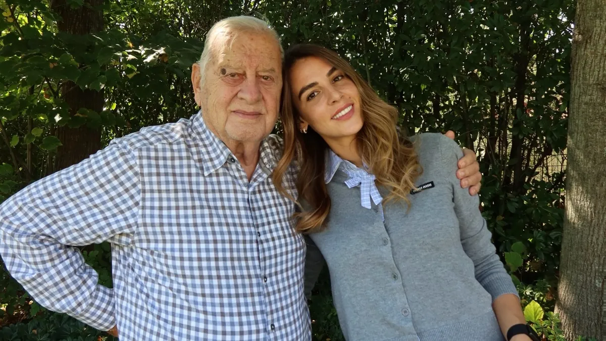 1791789447443.jpg Oyunculuğu bıraktım kararının ardından 18 gün geçti! Hülya Koçyiğit, 58 yıllık eşi Selim Soydan ve torunu Aslışah'la aile albümünde-5