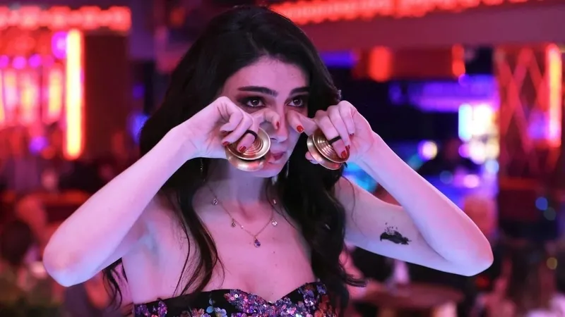 benzerligiyle-dikkat-ceken-2-kardes-ayni-dizide-inci-taneleri-dilberin-pavyon-sahibi-meger-o-oyuncunun-1715098754579.jpeg Benzerliğiyle olay olan 2 kardeş aynı dizide! İnci Taneleri Dilber'in pavyon sahibiydi!-2