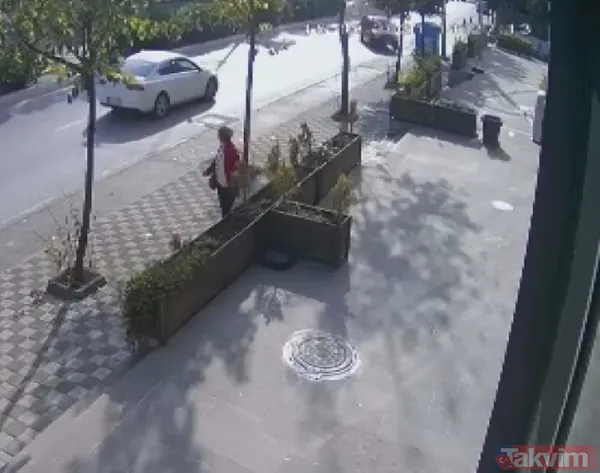 Refüjü aşıp ağaca çarptı yolda yürüyen kadın saniyelerle aracın altında kalmaktan kurtuldu! İşte o anlar - 3