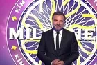 Çöpçüler Kralı filminde Şener Şen'in canlandırdığı zabıta amiri Şakir Hacer'in ailesini sesinin güzel olduğuna ikna etmek için hangi şarkıyı söyler?