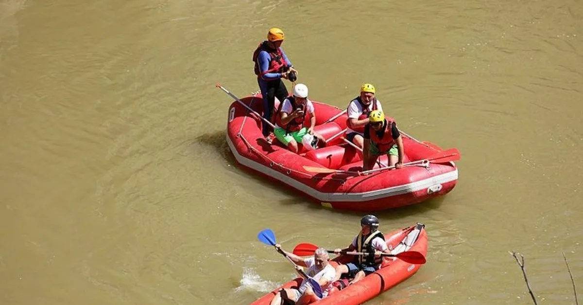 Binali Yildirim Memleketi Erzincan Da Rafting Yapti Nehirde Yuzdu Takvim