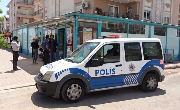 marketten-ic-camasiri-calis-kasiyeri-tehdit-eden-kadin-serbest-kaldi-1652190403059.jpg Marketten iç çamaşırı çalıp kasiyeri tehdit eden kadın serbest kaldı-4