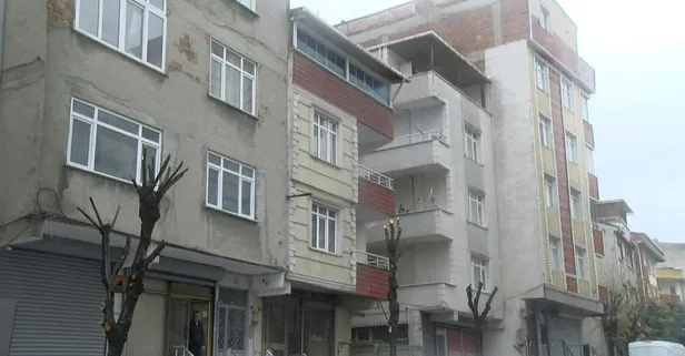 5.1'lik deprem sonrası Küçükçekmece'de 'hasar' ihbarı yapılan bina incelendi! Kolonlarda çatlak ve demir çıkıntıları...