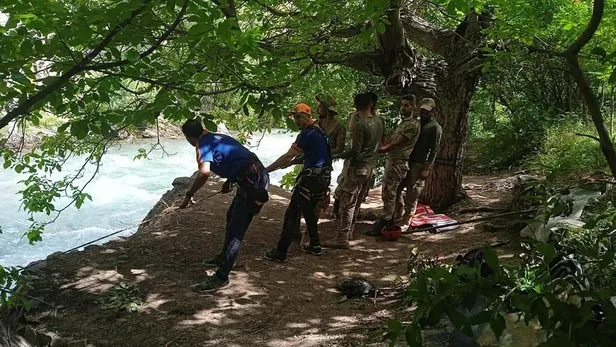 Siirt'in Pervari ilçesinde Müküs Çayı'na düşen arkadaşını kurtarmak isterken kaybolan Eyüp Güneş hala bulunamadı-4