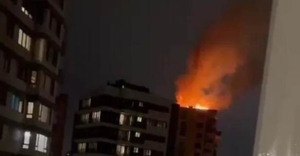 Kadıköy’de korku dolu anlar: 14 katlı metruk binanın çatısına yıldırım düştü