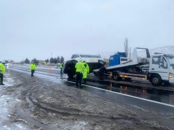 tarim-iscilerini-tasiyan-minibus-devrildi-1-olu-13-yarali-1674887903305.jpeg Tarım işçilerini taşıyan minibüs devrildi: 1 ölü, 13 yaralı-2