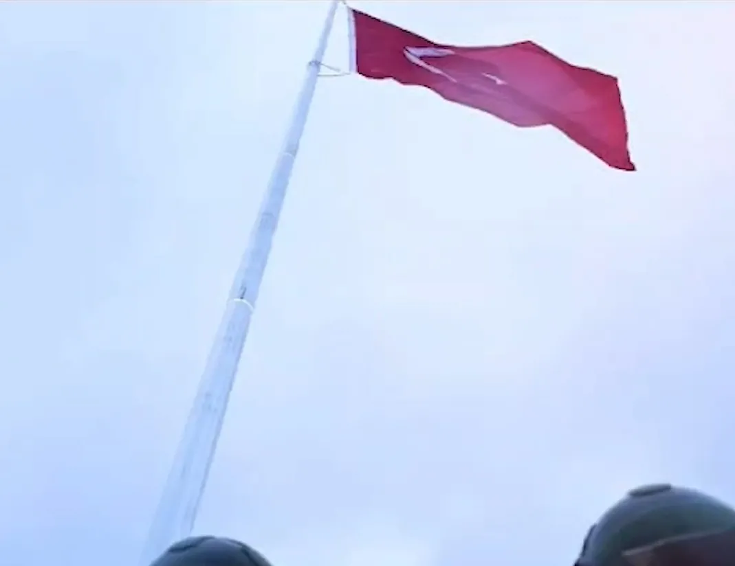 Sınırda indirilen şanlı Türk bayrağı yeniden göndere çekildi