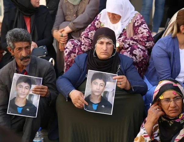 Evlat nöbetindeki acılı annelere bir destek de STK'lardan!-2