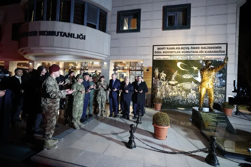 recep-tayyip-erdogan-mehmetciklerle-iftarda-bulustu-15-temmuz-kahramani-omer-halisdemirin-anitinda-dua-etti-1772650575205.jpeg Başkan Erdoğan Mehmetçiklerle iftarda buluştu: 15 Temmuz kahramanı Ömer Halisdemir’in anıtında dua etti-3