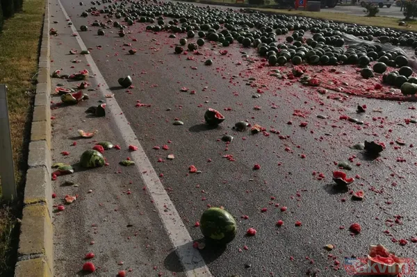 Çorum'da TIR devrildi, yol karpuz tarlasına döndü - 16