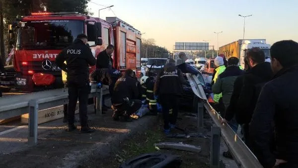 Doğum gününde korkunç ölüm: Bariyerlere saplanan otomobildeki anne ve oğlu öldü, baba yaralı!-3