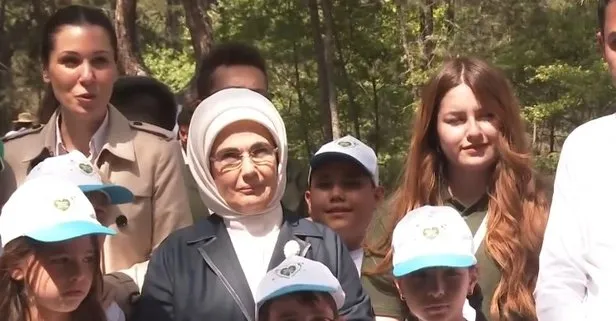 Emine Erdoğan Kızılcahamam’da gençlerle çevre yürüyüşüne katıldı