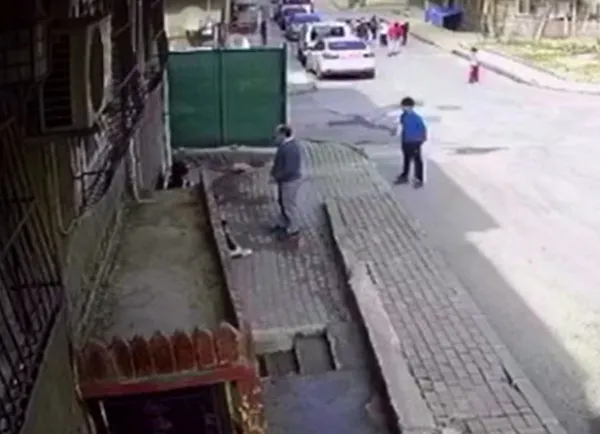 dehset-anlari-kamerada-kucuk-cocuklara-kemerle-saldirdi-1615442399420.jpg Dehşet anları kamerada! Küçük çocuklara kemerle saldırdı-5