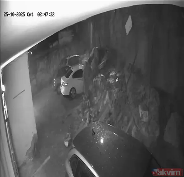 İstanbul'da yağmur etkisi! İstiklal'i su bastı Vatan Caddesi'nde yol çöktü... En çok o ilçeye yağdı - 12