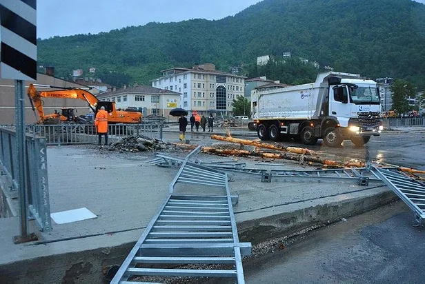 Karadeniz'i sel vurdu! Kastamonu'da 38 köy yolu ulaşıma kapandı: 2 kişi hayatını kaybetti, 1 kayıp-8