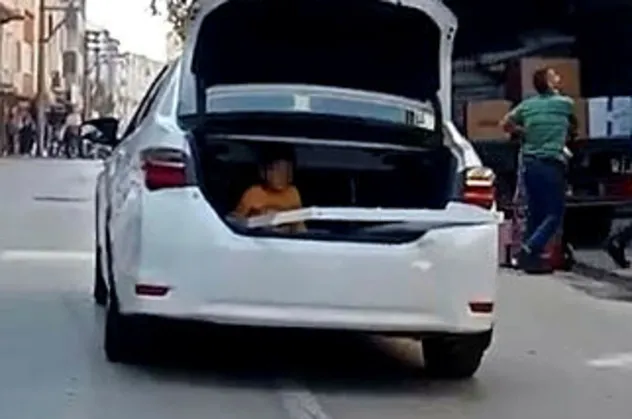 Trafikte şoke eden manzara! Bagajdakini görenler gözlerine inanamadı