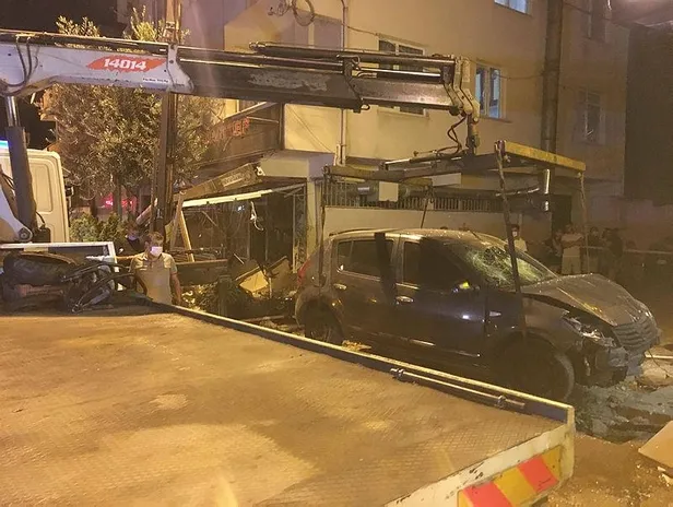 Son dakika: İstanbul Ataşehir'de facianın eşiğinden dönüldü: Restorana giren otomobil duvara çarparak durabildi-3