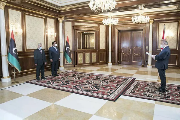 libyada-muhammed-el-menfiynin-turkiyenin-trablus-buyukelcisi-kenan-yilmaza-karsi-olan-saygisi-dikkat-cekti-1618246671313.jpg Libya'da Muhammed el-Menfi'nin Türkiye'nin Trablus Büyükelçisi Kenan Yılmaz'a karşı olan saygısı dikkat çekti-2