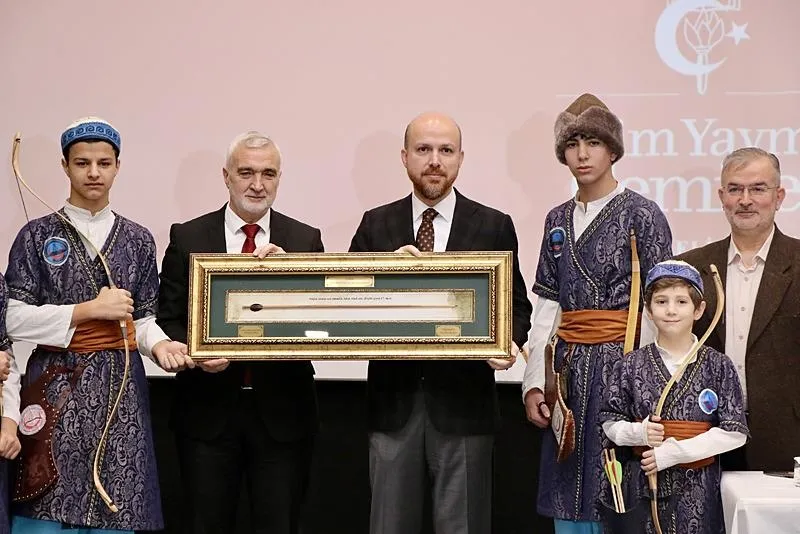 İlim Yayma Vakfı Mütevelli Heyeti Başkanı Bilal Erdoğan (sol 3), İlim Yayma Cemiyeti Kocaeli Şubesi Olağan Genel Kurulu'na katıldı. İlim Yayma Cemiyeti Kocaeli Şube Başkanı Feyzi Utaş (sol 2), Erdoğan'a hediye takdim etti. (AA)