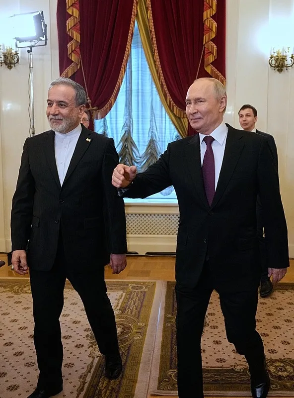 putinden-trumpi-kizdiracak-hamle-arakci-ile-bir-araya-geldi-irana-yardim-ettigi-iddiasiyla-hedef-alinmisti-1777308691274.jpeg Hamaney'in gizli mektubu Putin'e ulaştı! Trump'ı kızdıracak sözler: İran halkı cesurca mücadele ediyor-5