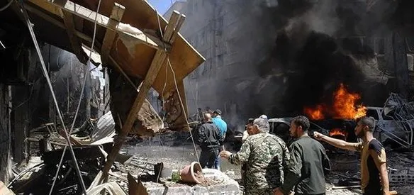 Suriye'nin başkenti Şam'ın güneyindeki Seyyide Zeyneb beldesinde bomba yüklü üç araçla düzenlenen saldırıda 83 kişi hayatını kaybetti, saldırıyı DEAŞ üstlendi