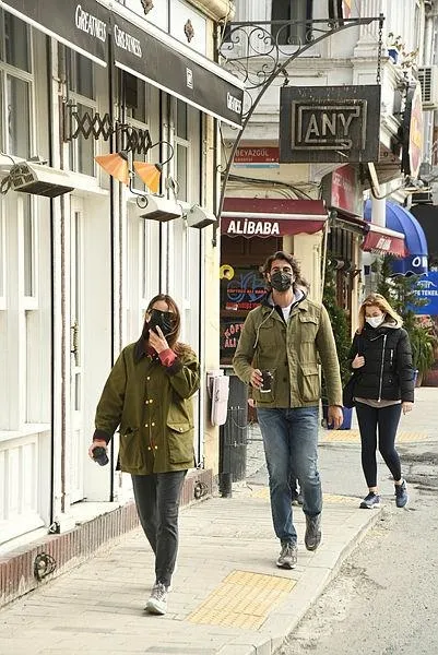 Sosyetik güzel Edwina Sponza İbrahim Kutluay’ı unutamadı!