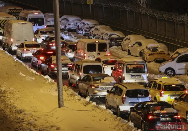 İBB'nin kar rezaleti: İstanbul'da yoğun kar sonrası araçlar yolda kaldı! Vatandaşlar evine gidemedi - 19