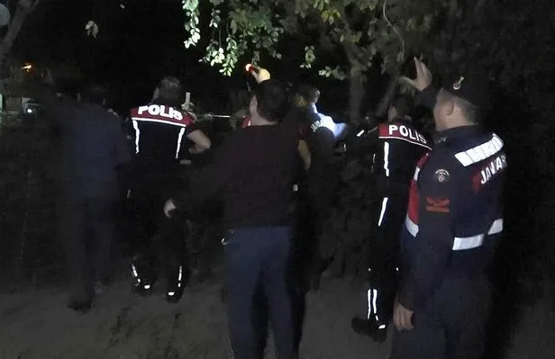 Bursa'da 'Dur' ihtarına uymayan otomobilin sürücüsü çatıya çıktı, polisle çatıştı-2